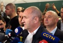 Румен Радев обявява, че „Прогресивна България" печели изборите на официален брифинг след първите резултати