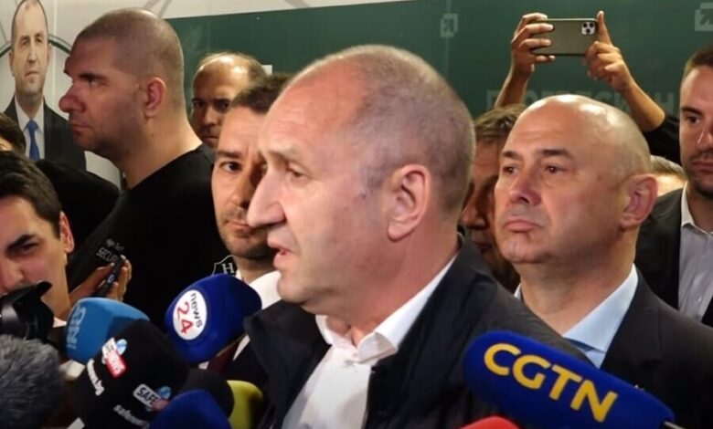 Румен Радев обявява, че „Прогресивна България" печели изборите на официален брифинг след първите резултати